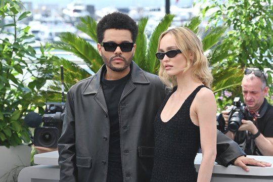 Lily Rose Depp vaidina seriale, kuriame atskleidžiami pramogų pasaulio užkaboriai 