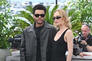 Lily Rose Depp vaidina seriale, kuriame atskleidžiami pramogų pasaulio užkaboriai 