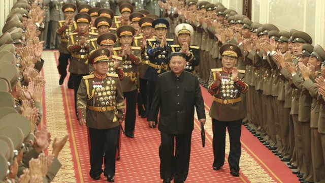 Šiaurės Korėjos vadovybėje – pokyčiai: atleidęs vyriausiąjį generolą, Kim Jong Unas ragino ruoštis karui