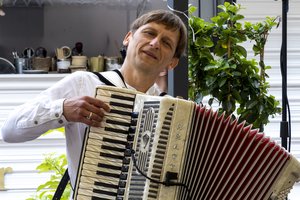 Trijų vaikų tėvas muzikuoja ir gatvėje: galima neblogai uždirbti