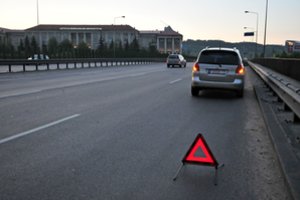 Ko imtis, kad kelyje sugedęs automobilis nesukeltų avarijos: svarbūs keli veiksmai