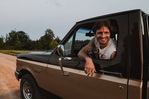 Justinas Jarutis pristato kartu su seserimi sukurtą dainą: „Mes visi persipynę vienas kito gyvenime“