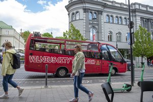 Sukčiai aplink pirštą bando apvynioti išsiblaškiusius keliautojus – atskleidė, kaip juos apgauna