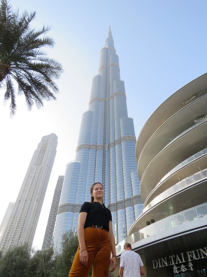 Prie Burj Khalifos, Dubajuje (JAE) esančio aukščiausio pasaulyje dangoraižio.<br> Asmeninio archyvo nuotr.