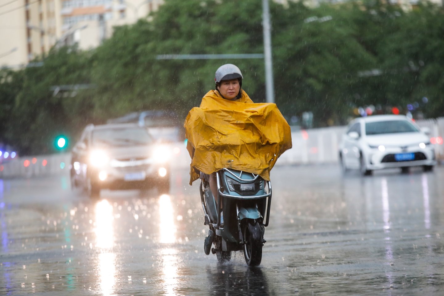 Valstybinė žiniasklaida: Kinijos sostinėje pliaupiant lietui žuvo du žmonės.<br>EPA-ELTA nuotr.