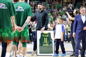 LKF pagerbė dar vieną legendą: ačiū tartas įspūdingą žymę Lietuvos krepšinyje palikusiam Linui Kleizai