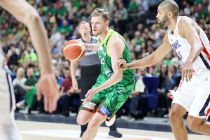 Prastus mačus praeityje palikęs ir K. Maksvyčio derinius pildęs E. Bendžius: „Ne jaunas esu“