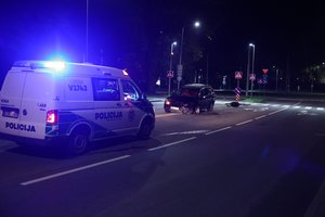 Į priešpriešinę juostą Vilniuje išlėkęs „Volvo“ rėžėsi į niekuo dėtą BMW – avariją sukėlęs ekipažas išsilakstė