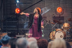 Pakerėjusi Vilniaus publiką JAV atlikėja Gaby Moreno Kristupo festivalio estafetę perduoda sakralinei muzikai