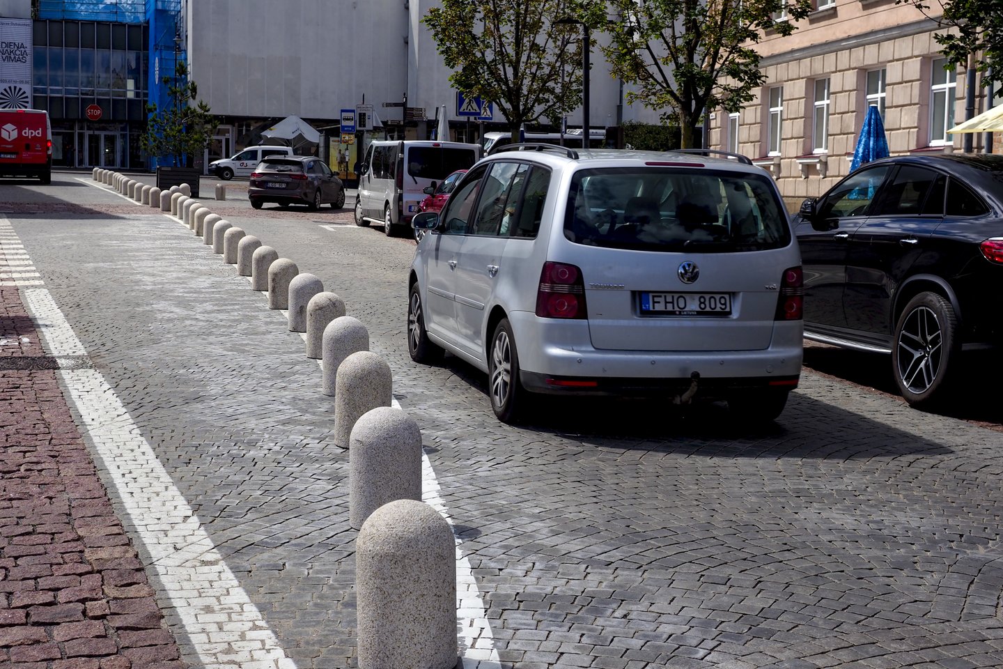 Nors savivaldybės atstovai tikino, kad kilpinis eismas labai veiksmingas, stulpelių nebeliko nei Vokiečių gatvės pradžioje, nei Rotušės aikštėje.<br>V.Ščiavinsko nuotr.