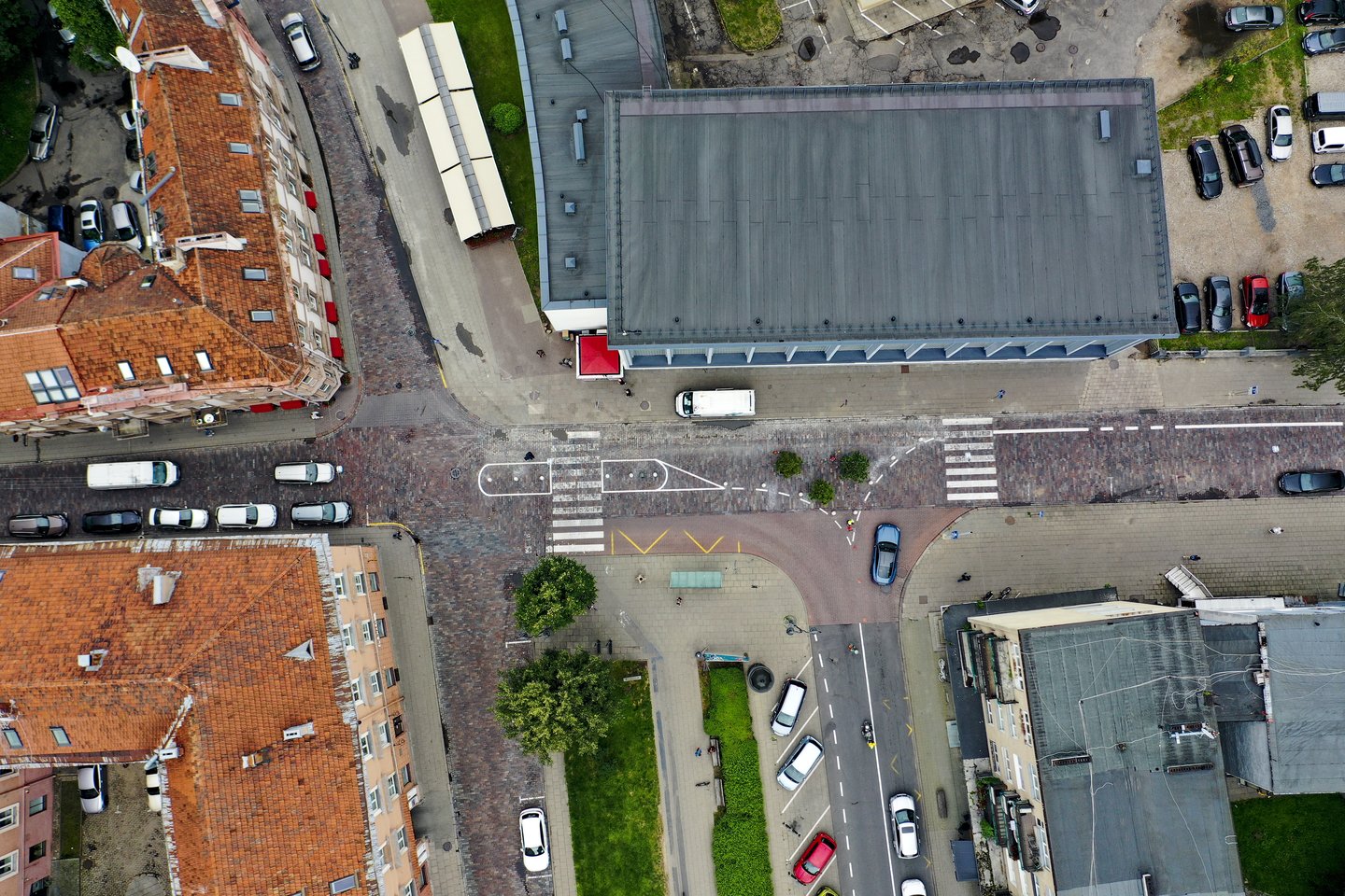Nors savivaldybės atstovai tikino, kad kilpinis eismas labai veiksmingas, stulpelių nebeliko nei Vokiečių gatvės pradžioje, nei Rotušės aikštėje.<br>V.Ščiavinsko nuotr.