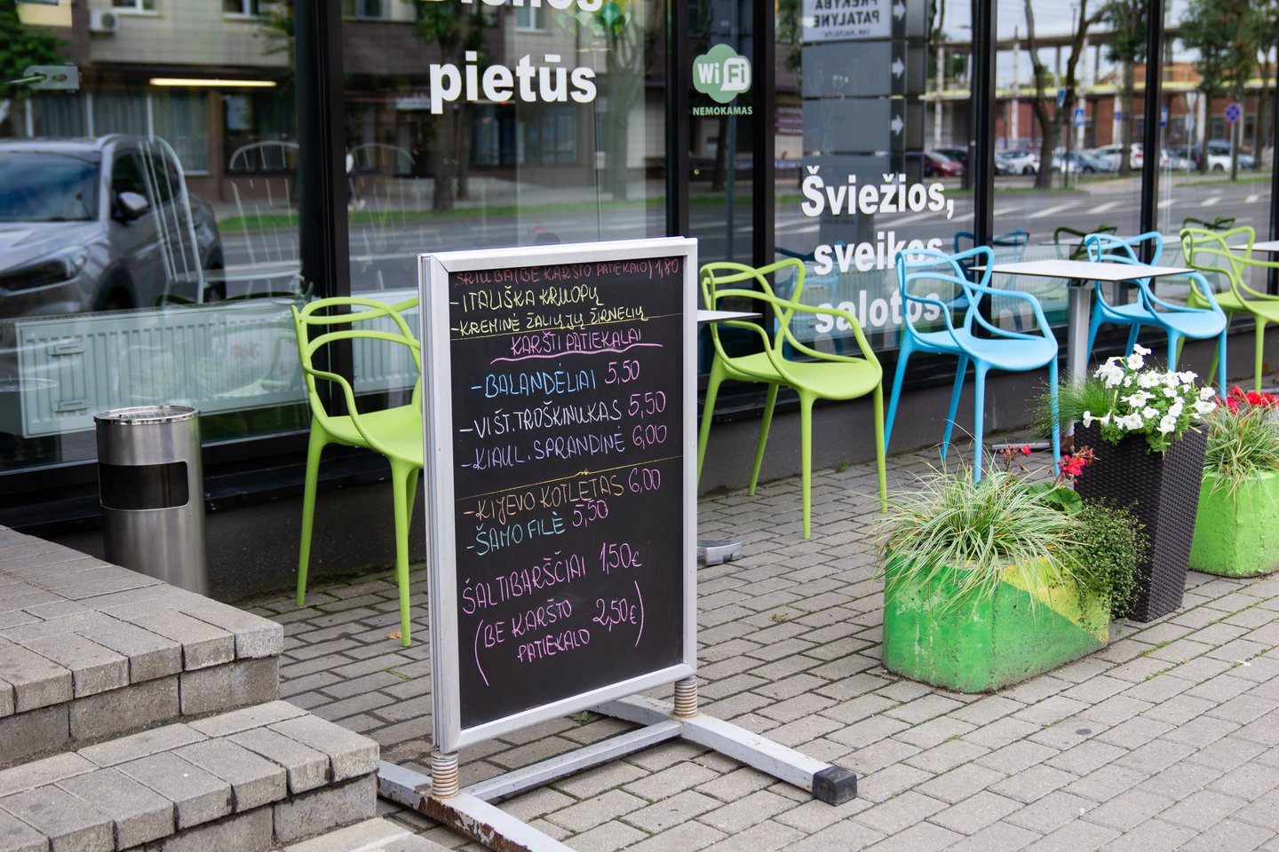  Nors restoranuose ir kavinėse tenka pakloti vis daugiau pinigų, Kauno valgyklose pamaloninti skrandį galima vos už 3,50 euro.<br>G.Bitvinsko nuotr.