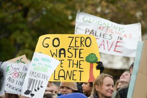 Šalia Sveikatos apsaugos ministerijos surengta demonstracija: turime stabdyti klimato kaitą ir gerinti prisitaikymą