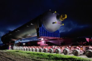 Didžiausias krovinys šalies istorijoje įstrigo kaimo žvyrkelyje