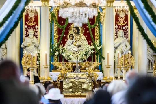 Tūkstančiai maldininkų per didžiuosius Švč. Mergelės Marijos atlaidus suvažiuoja į Pivašiūnus.<br>V.Skaraičio nuotr.