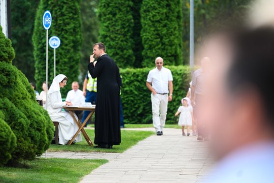 Tūkstančiai maldininkų per didžiuosius Švč. Mergelės Marijos atlaidus suvažiuoja į Pivašiūnus.<br>V.Skaraičio nuotr.