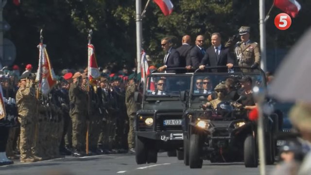 Lenkija demonstruoja karinę galią – surengė didžiausią paradą per dešimtmečius