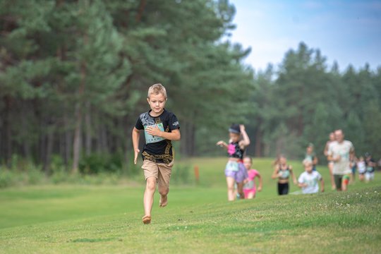 Antradienį asociacija „Sporto renginiai“ bei Druskininkų sporto centras surengė Druskininkų bėgimą „RASA bėgimas basomis“.<br> A.Pliadžio nuotr.