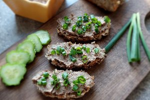 Vištų kepenėlių paštetas su voveraitėmis: receptas, kurį verta išbandyti