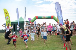 Unikalus bėgimas basomis golfo lauke dalyviams dovanojo ir azartą, ir gamtos potyrius