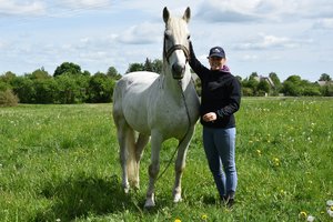 Policininkės dukra ant išgelbėtų žirgų sodina ir išskirtinius raitelius
