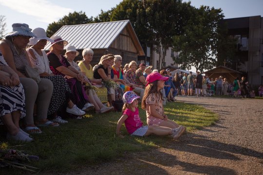 Rugpjūčio 15 d. vakarą Žaliūkių malūnininko sodyboje vyko Žolinės šventė<br>K.Steponavičiūtės nuotr.