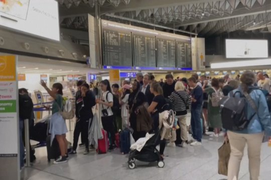 Chaosas Frankfurto oro uoste: dėl smarkių liūčių atšaukti skrydžiai sujaukė keliautojų planus