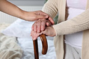 Vaistininkė įkvepia drąsos tiems, kas slaugo ligonius namuose: nebijokite prašyti pagalbos