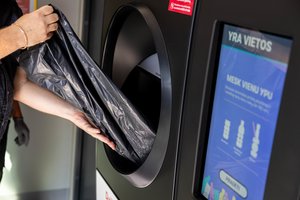 Vilniuje atidarytas pirmasis naujo tipo taromatas: vienu kartu surinks iki 100 butelių