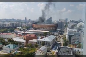 Rusija: Jekaterinburgo centre užsiliepsnojo ledo arenos pastatas