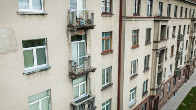 Kauno daugiabučio gyventojams apribotas patekimas į byrančius balkonus: ragina greičiau renovuoti turtą