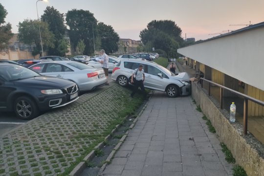 Keistas incidentas greta Vilniaus autobusų stoties: apdaužyti trys automobiliai, policija pradėjo tyrimą