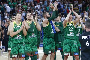 Lietuvos rinktinė pasiekė Taivaną: sirgaliai puolė prašyti krepšininkų autografų