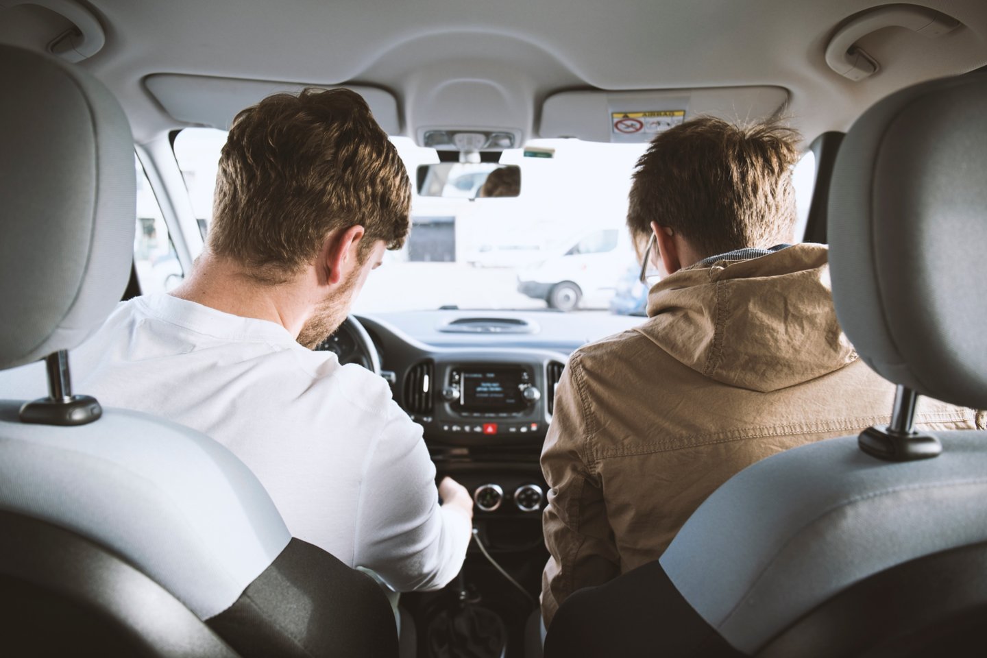 O štai Jungtinėje Karalystėje svarstoma uždrausti jaunesniems nei 25 metų vairuotojams vežti už save jaunesnius keleivius.<br>David Emrich/Unsplash nuotr.