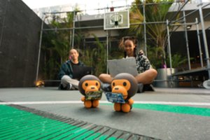 ASUS pristato išskirtinę „VivoBook S 15 OLED BAPE“ gatvės drabužių liniją, sukurtą novatoriškai bendradarbiaujant su „A BATHING APE“