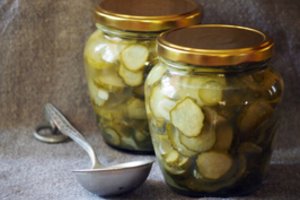 Be vandens marinuoti agurkai: darbo – nedaug, o rezultatas – džiuginantis