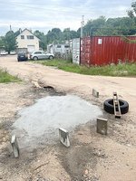 Nėra asfalto – tiks ir betonas:  nežinomas geradaris pats užlopė duobę Vilniuje