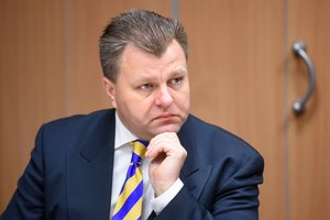 Įkliuvus ir pasitraukus M. Adomėnui – išryškėjusi tendencija: ministrai – lyg mūrai, viceministrai – lyg lapai