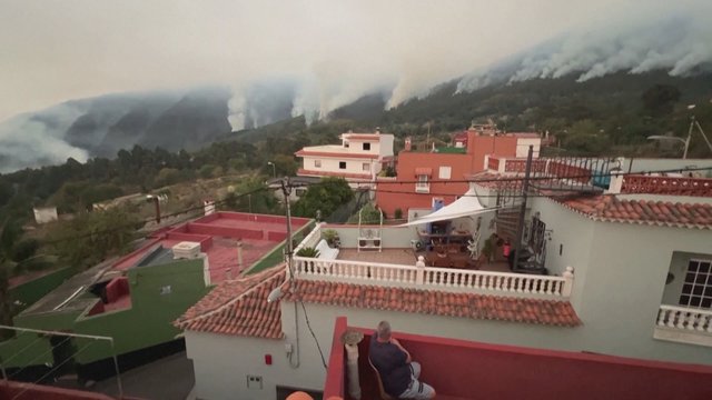 Tautiečių pamėgtame kurorte gelbėtojai kovoja su gaisrais: Tenerifėje liepsnos pasiglemžė tūkstančius hektarų
