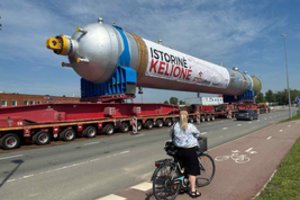 „Orlen Lietuvos“ reaktoriaus kelionė baigta: pasiekė gamyklą Mažeikiuose, vyks įrenginio statybos