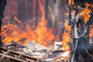 Savaitgalį ugnis naikino gyventojų turtą: pastatus, žemės ūkio techniką, katerį