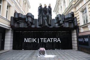 Lietuvos nacionalinio dramos teatro reklama „Neik į teatrą“ sukėlė pasipiktinimo bangą