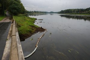 Į Nemuną ir toliau liejasi nafta: taršos sukėlėjai savivaldybei nežinomi