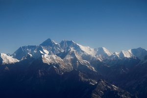 Nepalas svarsto didinti mokestį už kopimą į Everestą