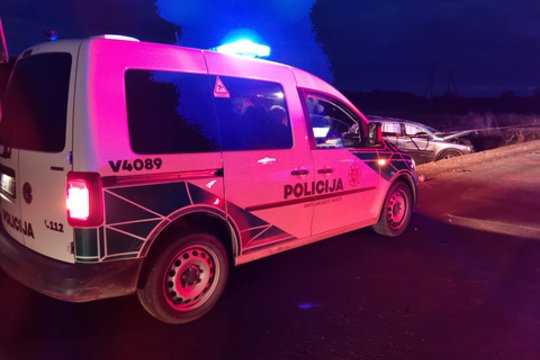 Tragiška avarija Tauragės rajone: šalia automobilio be sąmonės rastas vyras neišgyveno