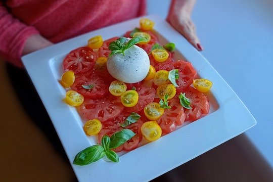  Pomidorų ir sūrio salotos.