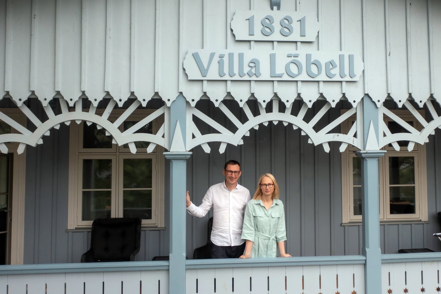 Dominykas Chlebinskas su žmona Inga Gaižauskaitė restauravo medinę, Juodkrantėje 1881 m. statyta vila „Loebel“ .<br>R. Guigos (almanachas „Dorė“) nuotr.