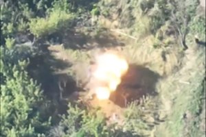 Pamatykite, kaip Ukrainos kariai sėkmingai naikina priešo karinę techniką Bachmute