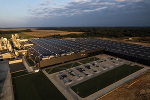 Naujojoje Akmenėje atidaro gamyklą – ieškos pusės tūkstančio darbuotojų