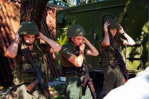 „Lengviau, nes nuo pat pradžių buvome kartu“: Kijevo sritį gynusių Ukrainos nacionalinės gvardijos trynukų istorija